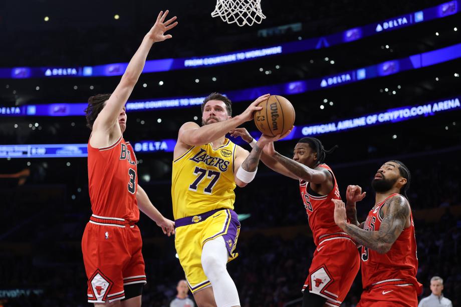 多多28-东契奇湖人生涯新高51分10篮板9助攻 湖人力擒公牛